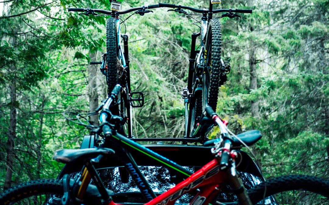 ¿Sabes cómo llevar la bici en el coche de manera correcta y legal?